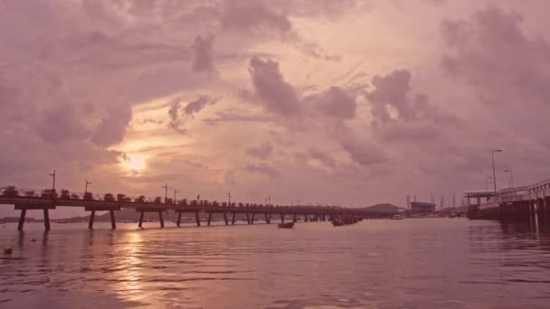 Lapso Tempo Barcos Pesca Estacionamento Praia Chalong Sunriseclouds Movendo Acima — Vídeo de Stock