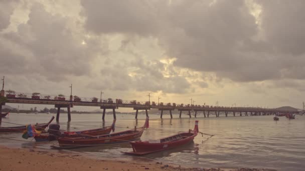Zeitraffer Fischerboote Parken Chalong Strand Bei Sonnenaufgangwolken Bewegen Sich Über — Stockvideo
