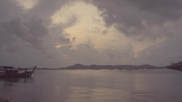 Time Lapse Bateaux Pêche Parking Sur Plage Chalong Sunriseclouds Déplaçant — Video