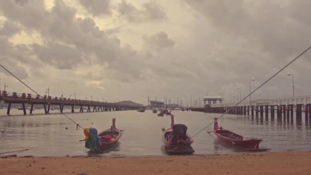 Time Lapse Barche Pesca Parcheggio Sulla Spiaggia Chalong Sunriseclouds Muoversi — Video Stock