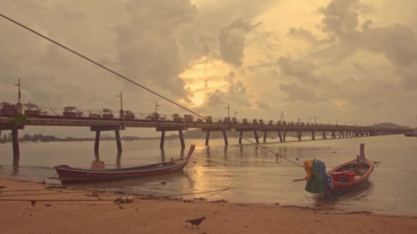 Chalong Sahiline Park Etmiş Süratli Balıkçı Tekneleri Chalong Piercingleri Üzerinde — Stok video