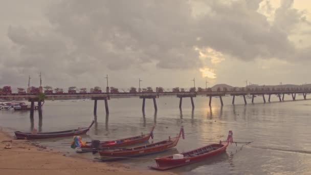 时光流逝的渔船停泊在Chalong海滩上 日出云在Chalong码头上方移动 — 图库视频影像