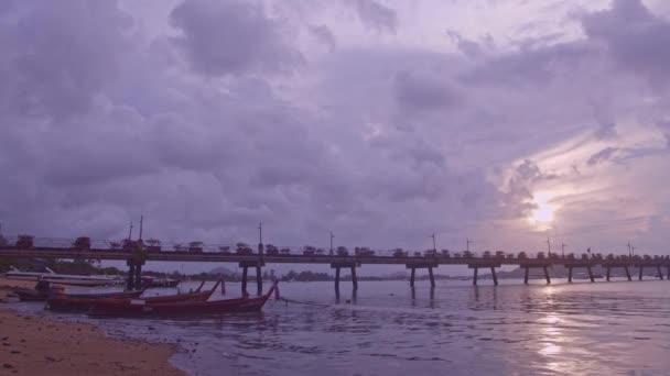 Zeitraffer Fischerboote Parken Chalong Strand Bei Sonnenaufgangwolken Bewegen Sich Über — Stockvideo