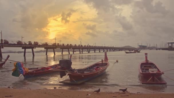 Time Lapse Bateaux Pêche Parking Sur Plage Chalong Sunriseclouds Déplaçant — Video