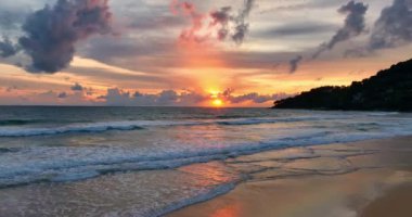 Okyanusun üzerindeki hava manzaralı günbatımı okyanusu kaplıyor. Gün batımında Karon plajı Phuket Tayland 'da inanılmaz bir gökyüzü. Yumuşak renkli bulutlarla muhteşem panoramik gün batımı gökyüzü.