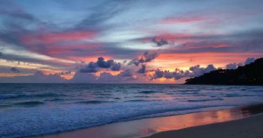 Okyanusun üzerindeki hava manzaralı günbatımı okyanusu kaplıyor. Gün batımında Karon plajı Phuket Tayland 'da inanılmaz bir gökyüzü. Yumuşak renkli bulutlarla muhteşem panoramik gün batımı gökyüzü.