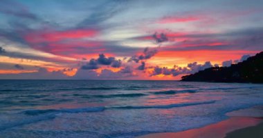 Okyanusun üzerindeki hava manzaralı günbatımı okyanusu kaplıyor. Gün batımında Karon plajı Phuket Tayland 'da inanılmaz bir gökyüzü. Yumuşak renkli bulutlarla muhteşem panoramik gün batımı gökyüzü.
