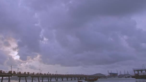 시간을 낚싯배들 피어싱 움직이는 해돋이 해변에 주차하는 하늘을 배경으로 움직이는 — 비디오