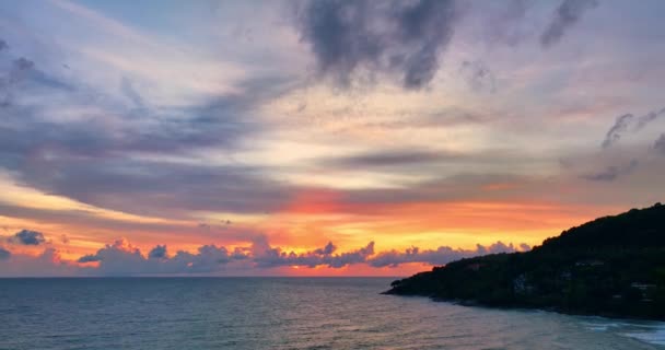 Luftaufnahme Landschaft Sonnenuntergang Über Dem Meer Bunte Wolken Bedecken Das — Stockvideo