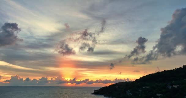 Vista Aérea Paisaje Puesta Sol Sobre Océano Nubes Colores Cubren — Vídeo de stock