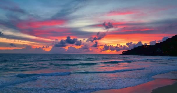 Lucht Uitzicht Landschap Zonsondergang Boven Oceaan Kleurrijke Wolken Bedekken Oceaan — Stockvideo