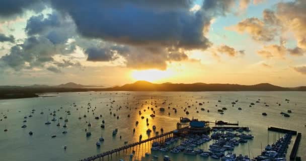 Vista Aérea Paisaje Amanecer Por Encima Chalong Pier Vdo Majestuoso — Vídeo de stock
