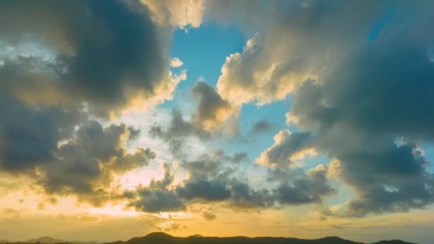日の出の4K動画雄大な日の出の風景山脈の上の自然の雲の空の驚くべき光 チャロンマリーナ湾のヨットの背景 — ストック動画