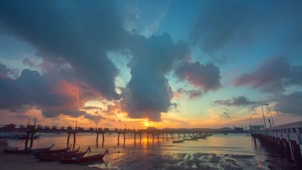 Časový Pokles Oblačnosti Nad Chalong Molo Při Východu Slunce Vdo — Stock video