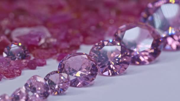 분홍색 사파이어는 다이아몬드의 크기가 다양하고 다양하며 자르지 둘러싸인 가운데 자리잡고 — 비디오