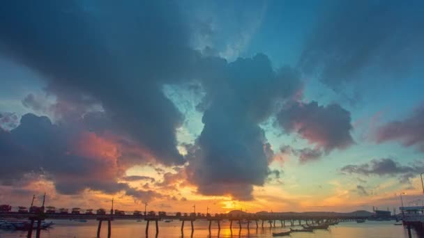 Zeitraffer Bewölkt Oberhalb Des Chalong Pier Bei Sunrise Vdo Majestic — Stockvideo
