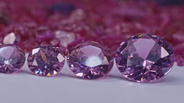 Rosafarbene Saphirdiamanten Unterschiedlicher Größe Und Form Stehen Der Mitte Auf — Stockvideo