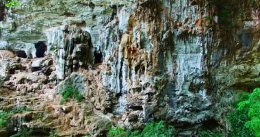 .Mağara duvarlarında güzel sarkıtlar vardı. Mağara duvarları parıldayan sarkıtlarla kaplıydı. Bu da ruhani bir atmosfer yarattı. Çatıdaki büyük delik. Mağara..