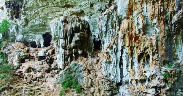 Widok Lotu Ptaka Piękne Stalaktyty Ścianach Jaskiniowych Ściany Jaskini Pokryte — Wideo stockowe
