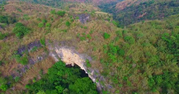 Letecký Pohled Krásné Stalaktity Jeskynních Stěnách Stěny Jeskyně Byly Pokryty — Stock video