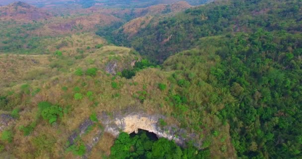 Letecký Pohled Krásné Stalaktity Jeskynních Stěnách Stěny Jeskyně Byly Pokryty — Stock video