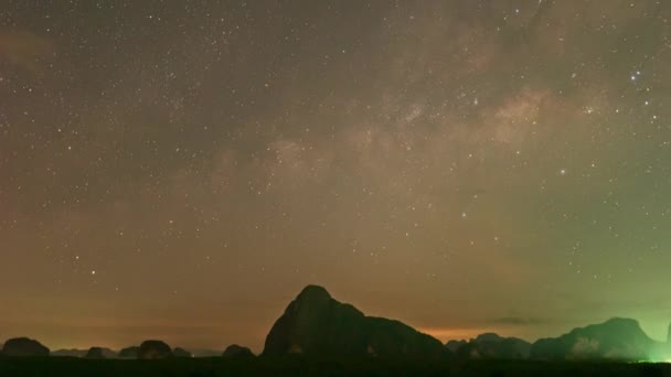 Imágenes Escénicas Estrellas Vía Láctea Sobre Archipiélago Samednangchee Por Noche — Vídeo de stock