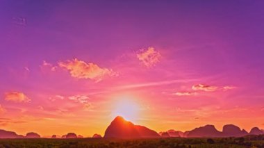 Samed Nang Chee Phang Nga takımadaları üzerindeki inanılmaz doğa ışığı bulutları. Renkli gün doğumunda parlak, fantezi bir gökyüzü hayal edin. Takımada manzarası arka planı. gökyüzü dokusu.