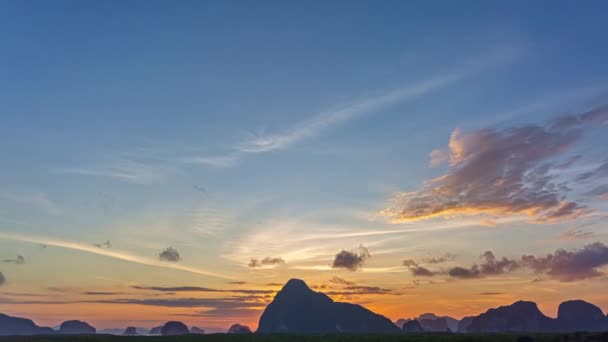 4K壮丽的日落或日出景观的时间消逝 幻想的云彩景观日出在参天的上方 天然群岛景观背景 太阳光照射在岛上 — 图库视频影像