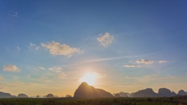 4K壮丽的日落或日出景观的时间消逝 幻想的云彩景观日出在参天的上方 天然群岛景观背景 太阳光照射在岛上 — 图库视频影像