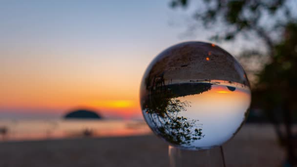 カタビーチプーケットのクリスタルボールの中の黄金の夕日の中で時間が経過美しいPuの島 海のクリスタルボールの中の美しい自然 ユニークで創造的な旅行と自然のアイデア — ストック動画