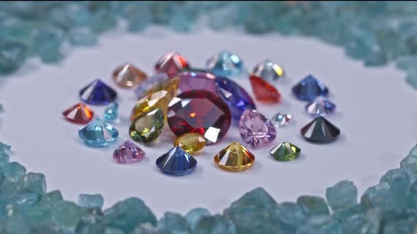 Купка Спеціально Відібраних Барвистих Діамантів Різного Розміру Розміщена Центрі Кола — стокове відео