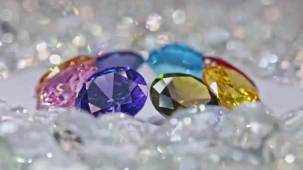 Kolorowe Diamenty Różnej Wielkości Umieszczone Środkowym Kręgu Białym Tle Diamentów — Wideo stockowe