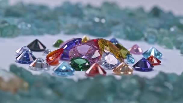 一组特别挑选的不同尺寸的彩色钻石被放置在蓝色原石上的中心圆圈中 这些钻石因其独特的颜色和清晰度而被特别挑选出来 — 图库视频影像