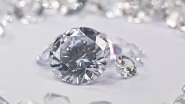 特に選択されたカラーダイヤモンドは 白いダイヤモンドの山にあります さまざまなサイズのカラフルなダイヤモンドが白い背景の中心円の中に配置されています — ストック動画