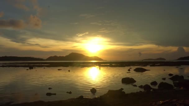 Sunrise Antler Resifi Nin Üzerinde Sarı Gökyüzünün Güzel Bir Yansıması — Stok video