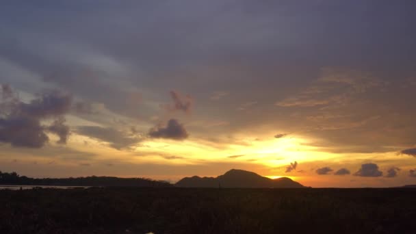 日出时分 珊瑚礁上方的天空令人惊叹 在拉瓦依海普吉的日出时 黄昏时分 色彩斑斓的天空纹理 抽象的自然背景 — 图库视频影像