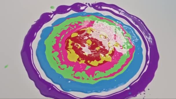 Die Farben Die Übereinander Tropfen Verschmelzen Einem Erstaunlichen Anblick Erstaunliche — Stockvideo