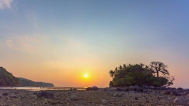 .Koh Pling ve Naiyang plajı arasındaki kanalda gün batımının zamanlaması. Phuket Tayland. Gelgit sırasında turistler küçük adaya yürüyebilirler. Renkli gökyüzü dokusu, soyut doğa arkaplanı...