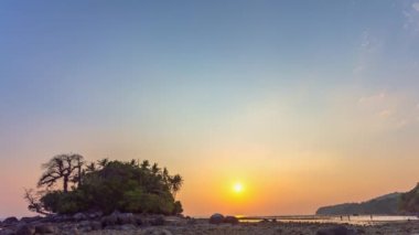 .Koh Pling ve Naiyang plajı arasındaki kanalda gün batımının zamanlaması. Phuket Tayland. Gelgit sırasında turistler küçük adaya yürüyebilirler. Renkli gökyüzü dokusu, soyut doğa arkaplanı...