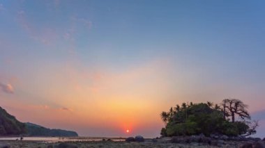 .Koh Pling ve Naiyang plajı arasındaki kanalda gün batımının zamanlaması. Phuket Tayland. Gelgit sırasında turistler küçük adaya yürüyebilirler. Renkli gökyüzü dokusu, soyut doğa arkaplanı...