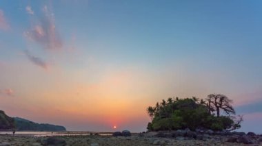 .Koh Pling ve Naiyang plajı arasındaki kanalda gün batımının zamanlaması. Phuket Tayland. Gelgit sırasında turistler küçük adaya yürüyebilirler. Renkli gökyüzü dokusu, soyut doğa arkaplanı...