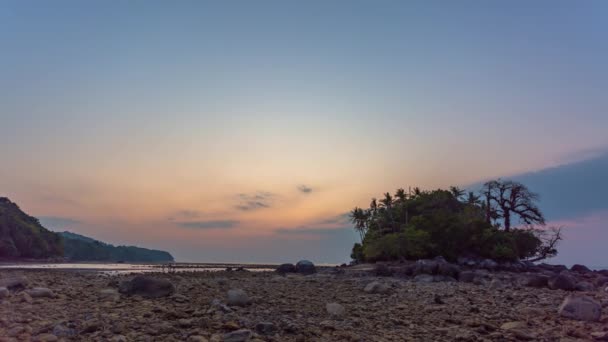 タイムラプスの風景は コプリングとナイヤンビーチの間のチャネルで日没 プーケットタイ干潮時に観光客は 小さな島に歩くことができます カラフルな空のテクスチャ 抽象的な自然背景 — ストック動画