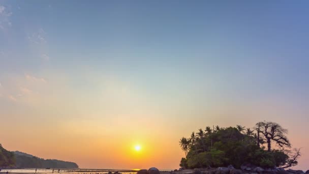 在高坪和奈阳海滩之间的航道上 风景夕阳西下 普吉岛 在低潮时 游客可以步行到小岛 多彩的天空 抽象的自然背景 — 图库视频影像