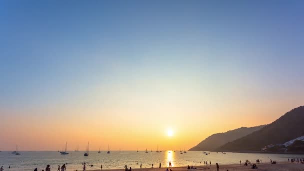 Nai Harn Plajında Gün Batımında Altın Gökyüzü Denizin Ufuklarında Güzel — Stok video