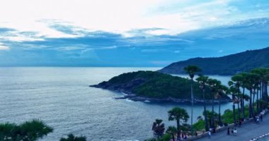 Hava manzaralı Promthep pelerini güneş batarken mavi gökyüzü şeker palmiyesi Promthep pelerinin bir sembolüdür. - Evet. Phuket 'teki en popüler bakış açısı. - Turistleri cezbeden gün batımı manzaraları. gökyüzü arkaplanı.