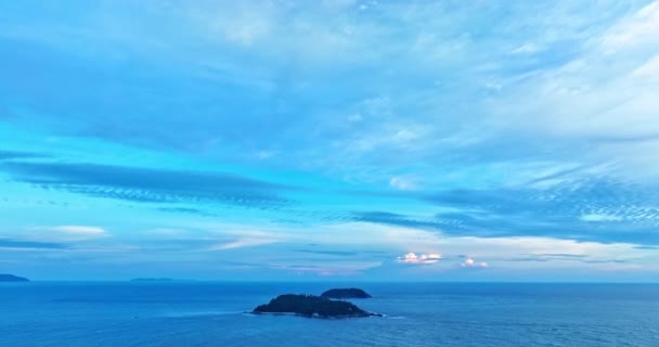 空中风景日落时的普罗米修斯角蓝天糖棕榈是普罗米修斯角观点的象征 是的普吉最流行的观点 能吸引游客的日落观点 天空背景 — 图库视频影像
