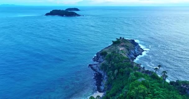 Aerial Top View White Wave Promontory Protruding Sea Wonderful View — Stock Video