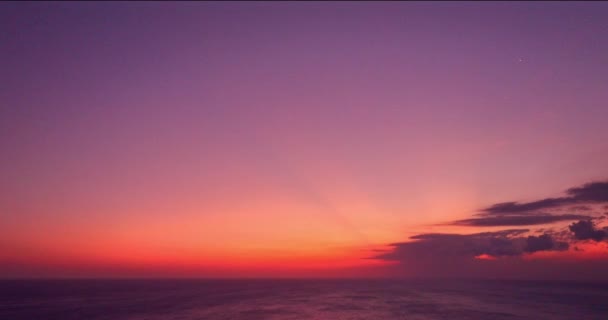 在普吉岛上 普洛姆蒂普海景景观是最受欢迎的景观美丽的日落在五彩缤纷的天空中 环绕着美丽的太阳 — 图库视频影像
