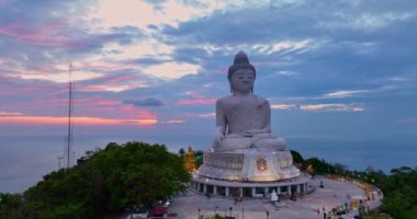 .Phuket Büyük Buda 'da güneş doğarken ya da batarken mavi gökyüzünde gökyüzü renkli pembe bulut. Yaratıcı seyahat kavramı. Phuket Büyük Buda, Phuket 'in en popüler simgesidir...