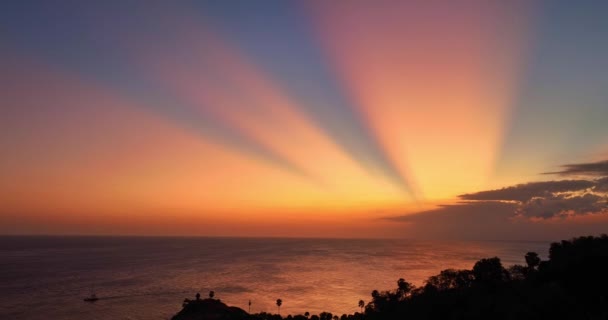 在普吉岛上 普洛姆蒂普海景景观是最受欢迎的景观美丽的日落在五彩缤纷的天空中 环绕着美丽的太阳 — 图库视频影像